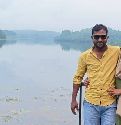 കറണ്ട് പോയപ്പോൾ ഫോൺ കട്ടായി പോയത്രേ...🤣🤣 ഇതിനെ നേർച്ചക്കോഴിയായിട്ട്