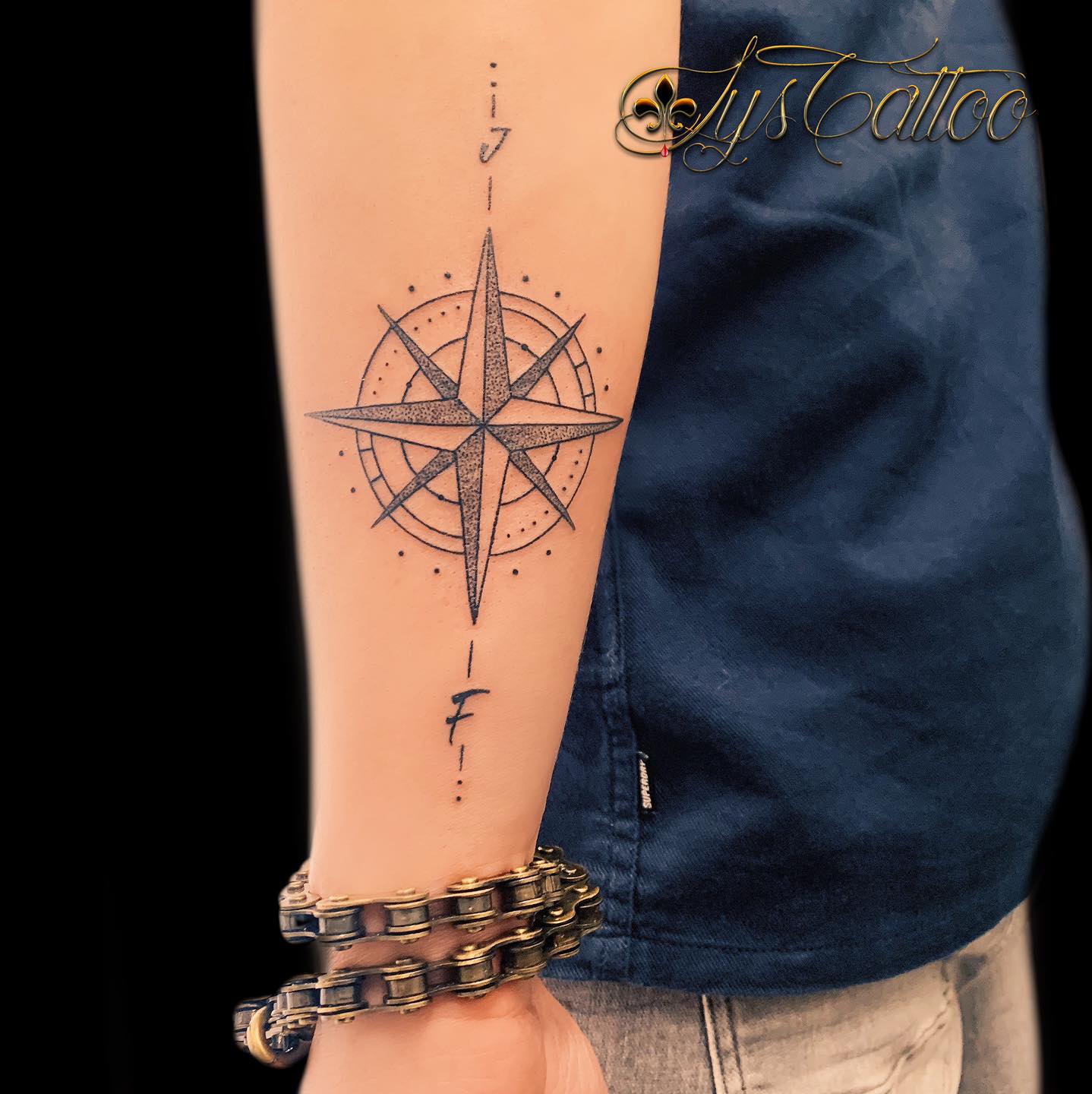 Tatouage Rose Des Vents Fleche