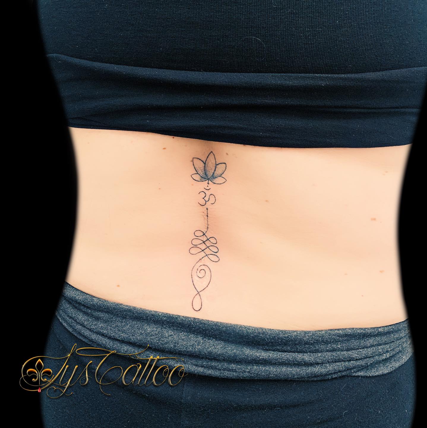 Tatouage Fleur De Lotus Bas Du Dos