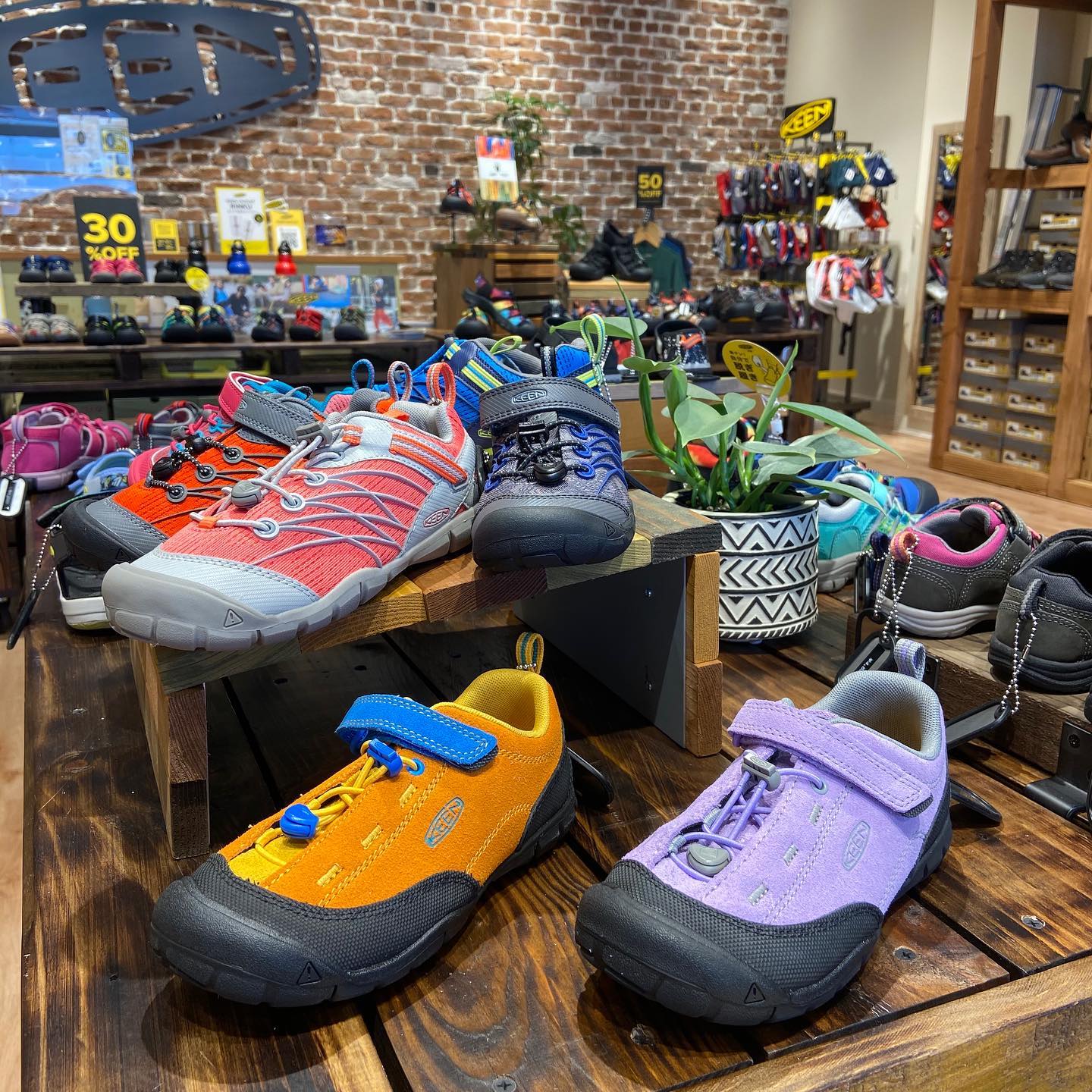 りんくうアウトレット　シューズ5点 本日4/15より、シーサイドエリア7600区に「Keen」がオープンいたしまし
