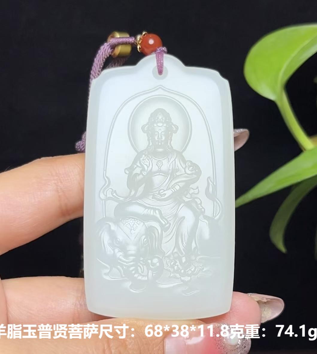 和田玉雕刻挂件，精湛工艺、温润细腻，源自新疆原矿，每一件作品都是