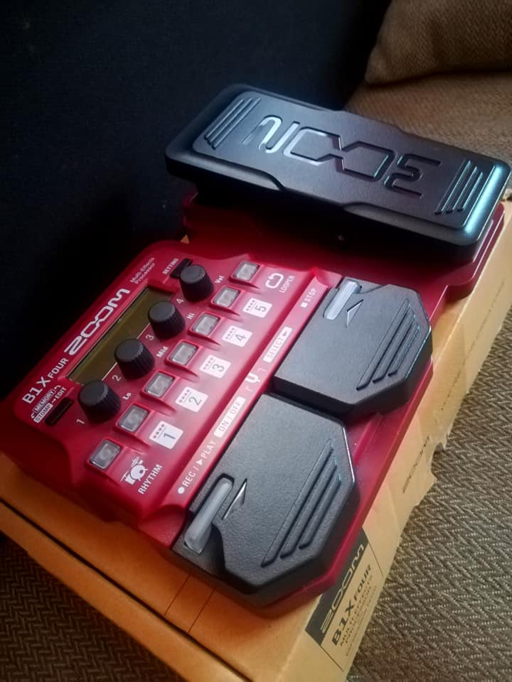 Zoom B1 FOUR Multieffet Basse - Pedalier Effets Avec Looper Et Simulateurs Amplis