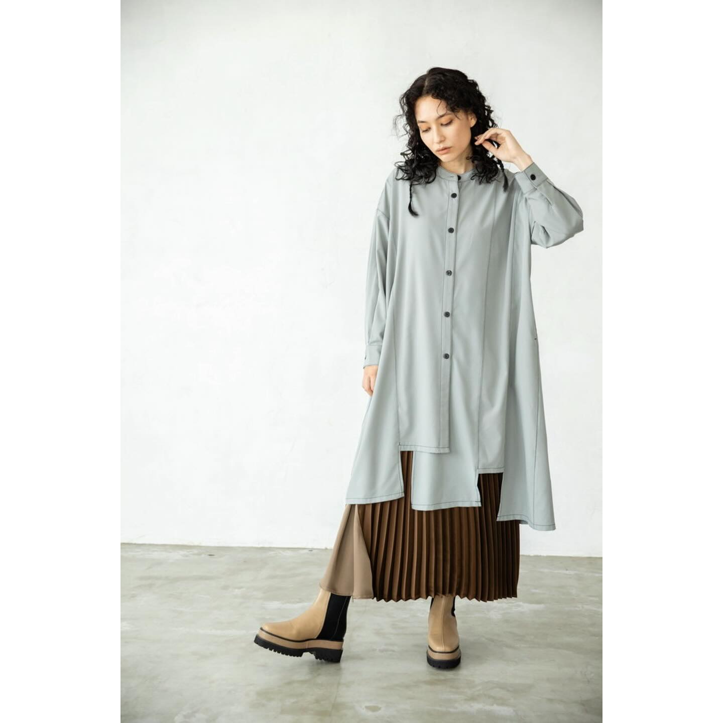 Style book September - ステッチバイカラーロングブラウス￥9,790 