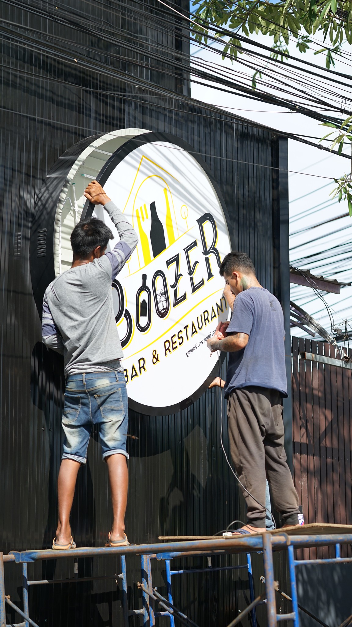 วันนี้ช่วงบ่ายออกติดตั้งหน้างาน ป้ายกล่องไฟ Boozer bar & Restaurant ...