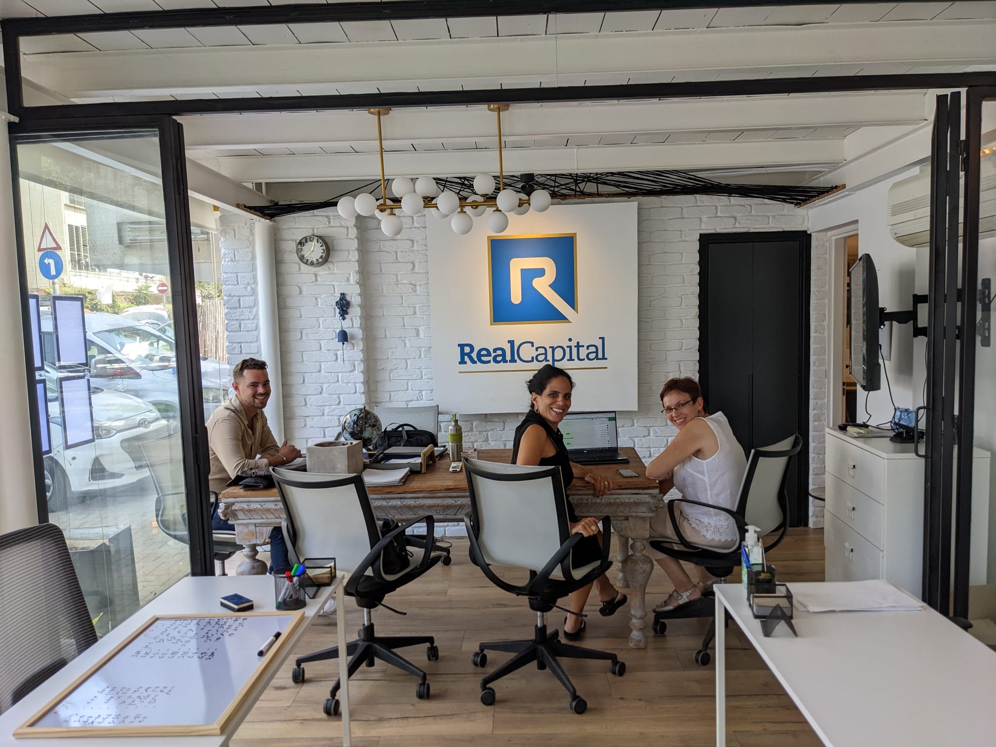 חמישי שמח מלא בעשייה! תמונת מצב... - Real Capital - ריל קפיטל