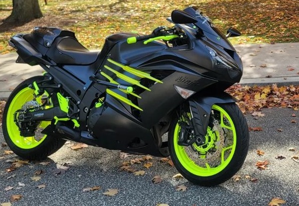 Nice black and purple ZX14r credit IG: @carlalo1214