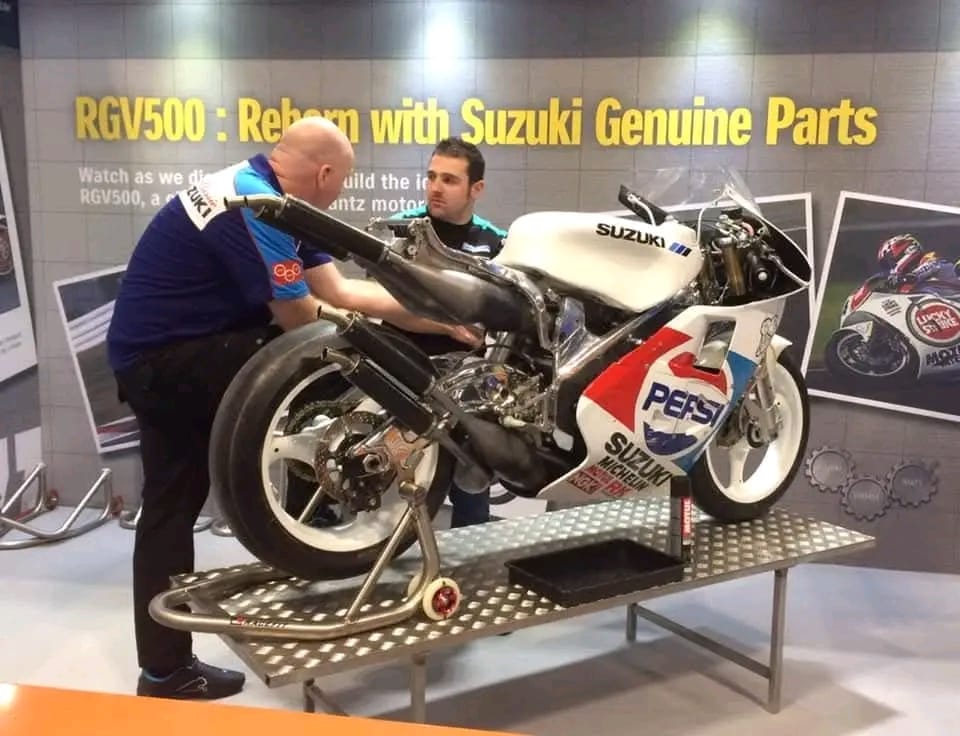 Michael Dunlop views Kevin Schwantz' Suzuki RGV500
