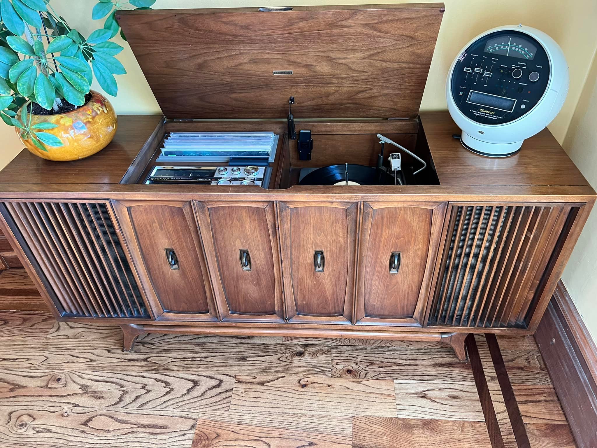 What causes weak treble in a restored Zenith Z931 stereo?
