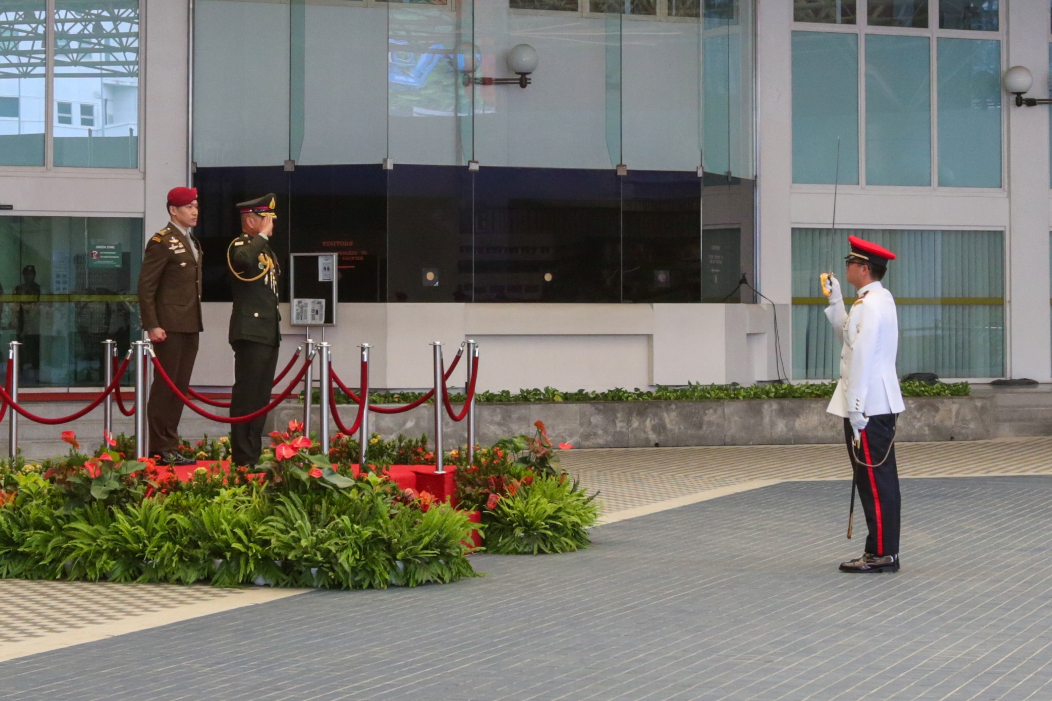 The Singapore - Welcoming of GEN Narongpan by the Guard of Honour from ...