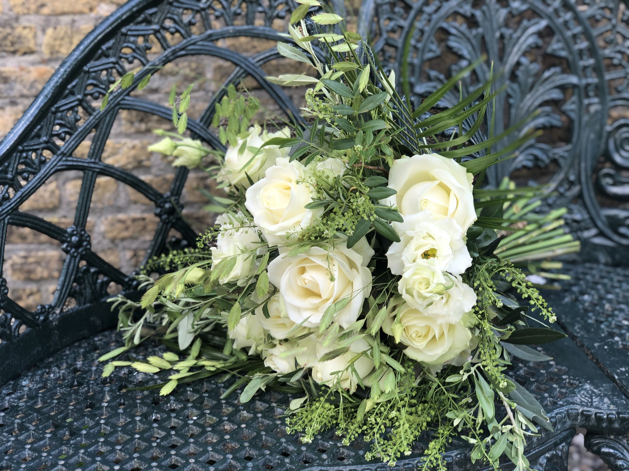 Berg RoseS - Classic white Avalanche+ roses on your wedding, we say YES ...
