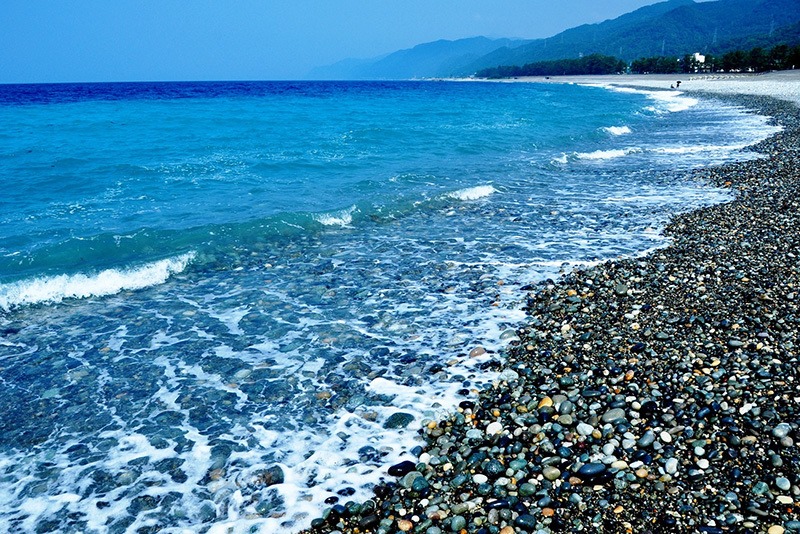 びゅうたび 富山県朝日町の砂利浜 ヒスイ海岸 は エメラルドグリーンにきらめく美しい海 日本の渚百選 にも選ばれ Facebook