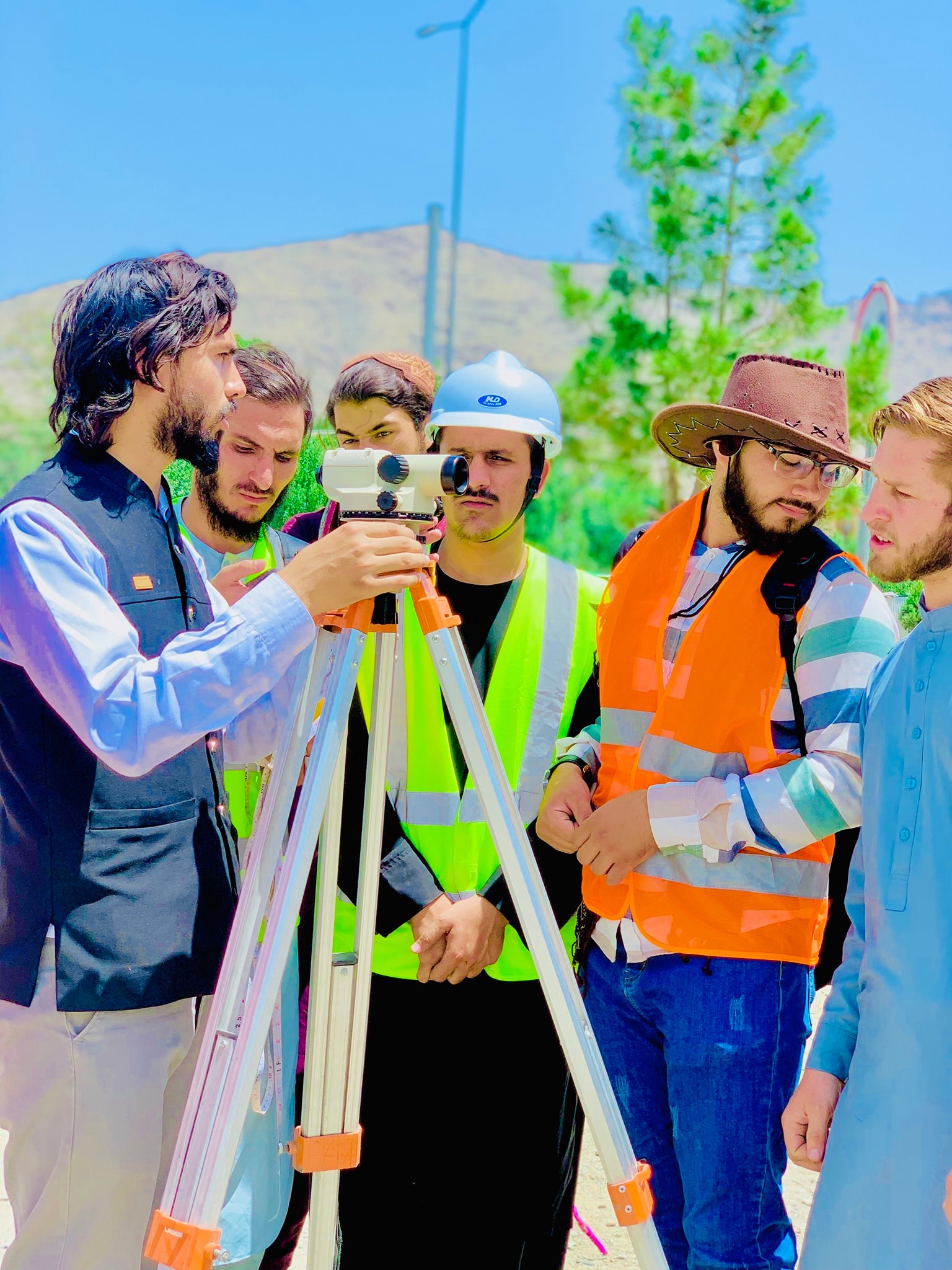 کار عملی لیول... - Faculty of Engineering, Dawat University | Facebook