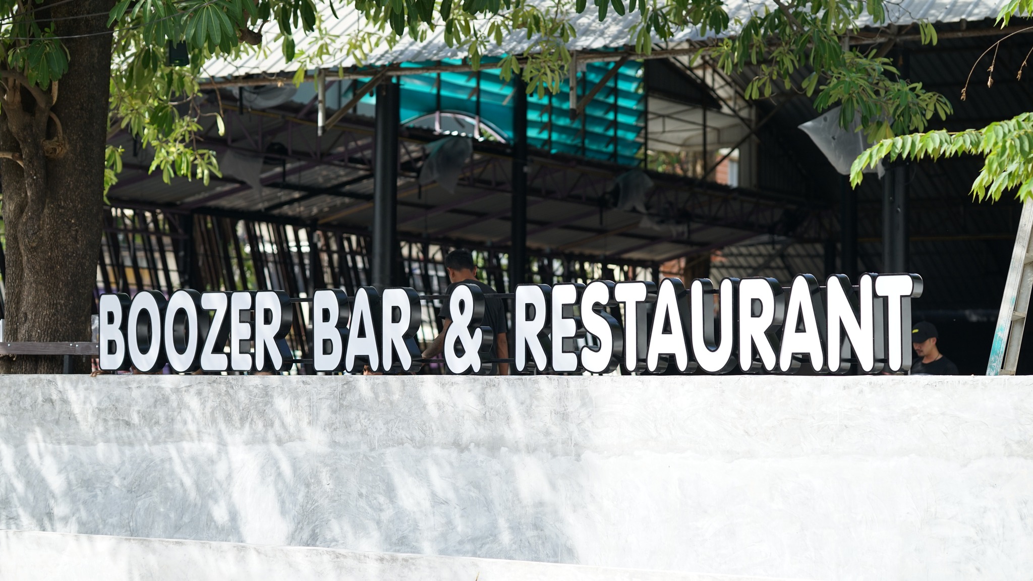 #ติดตั้งเรียบร้อยจ้า... ป้ายอักษร LED ไฟออกหน้า Boozer pub&restaurant ...
