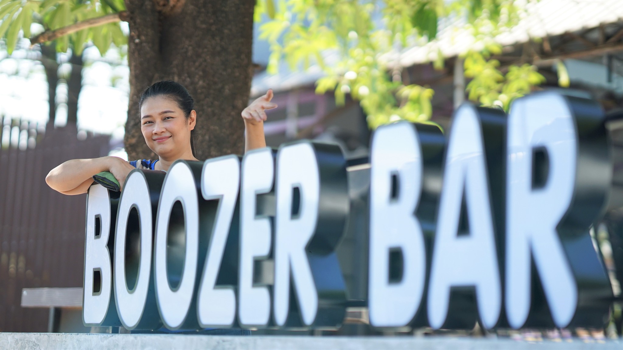 #ติดตั้งเรียบร้อยจ้า... ป้ายอักษร LED ไฟออกหน้า Boozer pub&restaurant ...