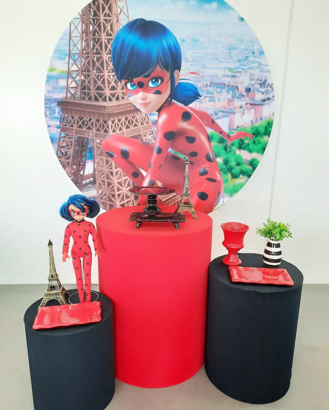 Mini table Ladybug . . #festaladybug... - Pira mamãe Decor