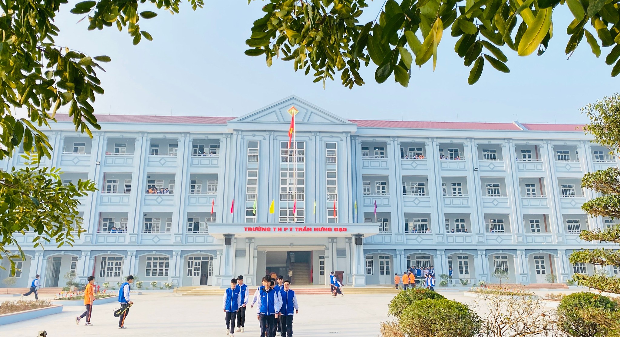 Trường THPT Chuyên... - Trường THPT Chuyên Biên Hòa - Hà Nam