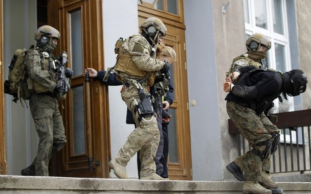 Polish - GROM exercises building assault at April 2012 / GROM ćwiczy zajmowanie budynku kwiecień ...