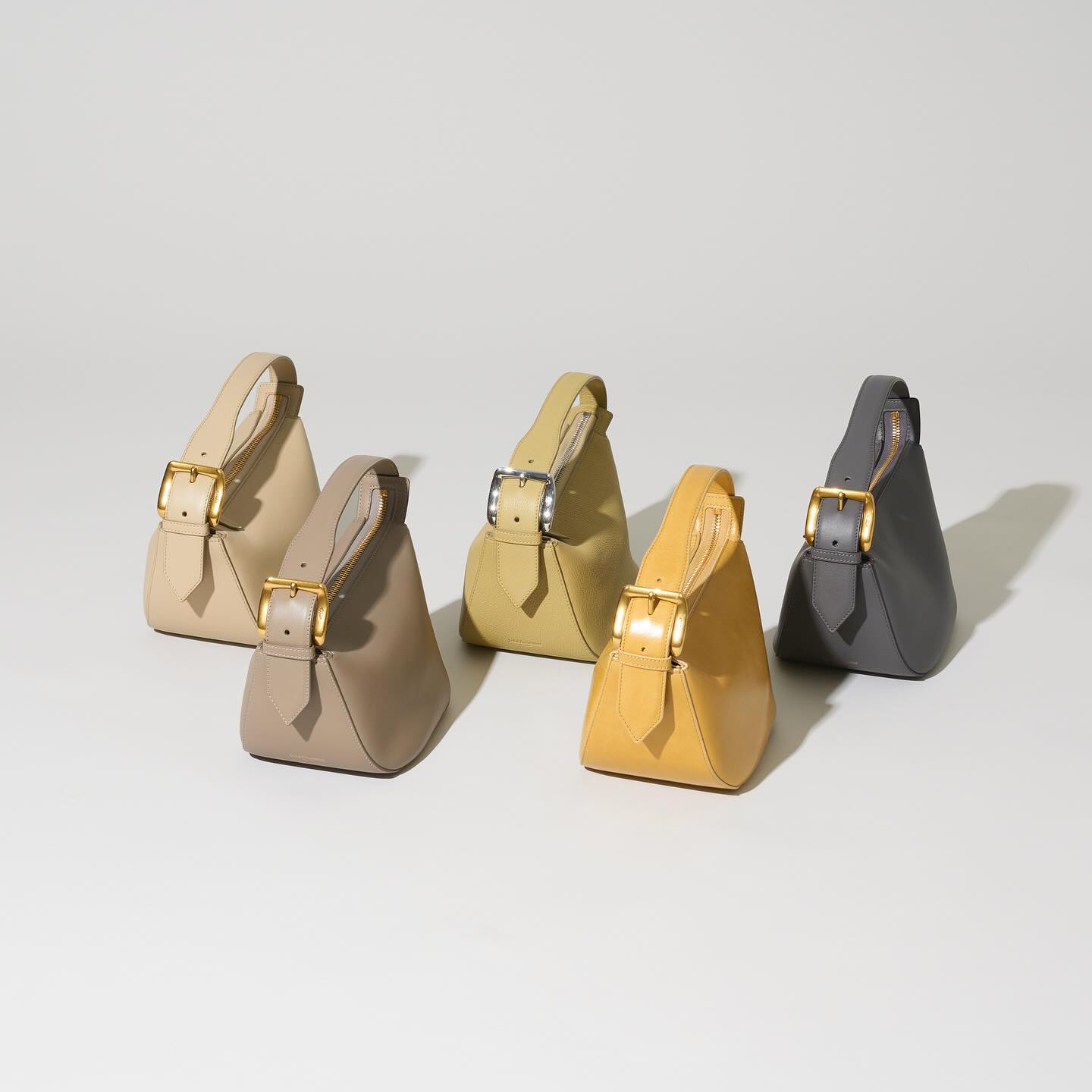 J&M - 小ぶりなシルエットにゴールドのバックルがポイントの”QUIVER 