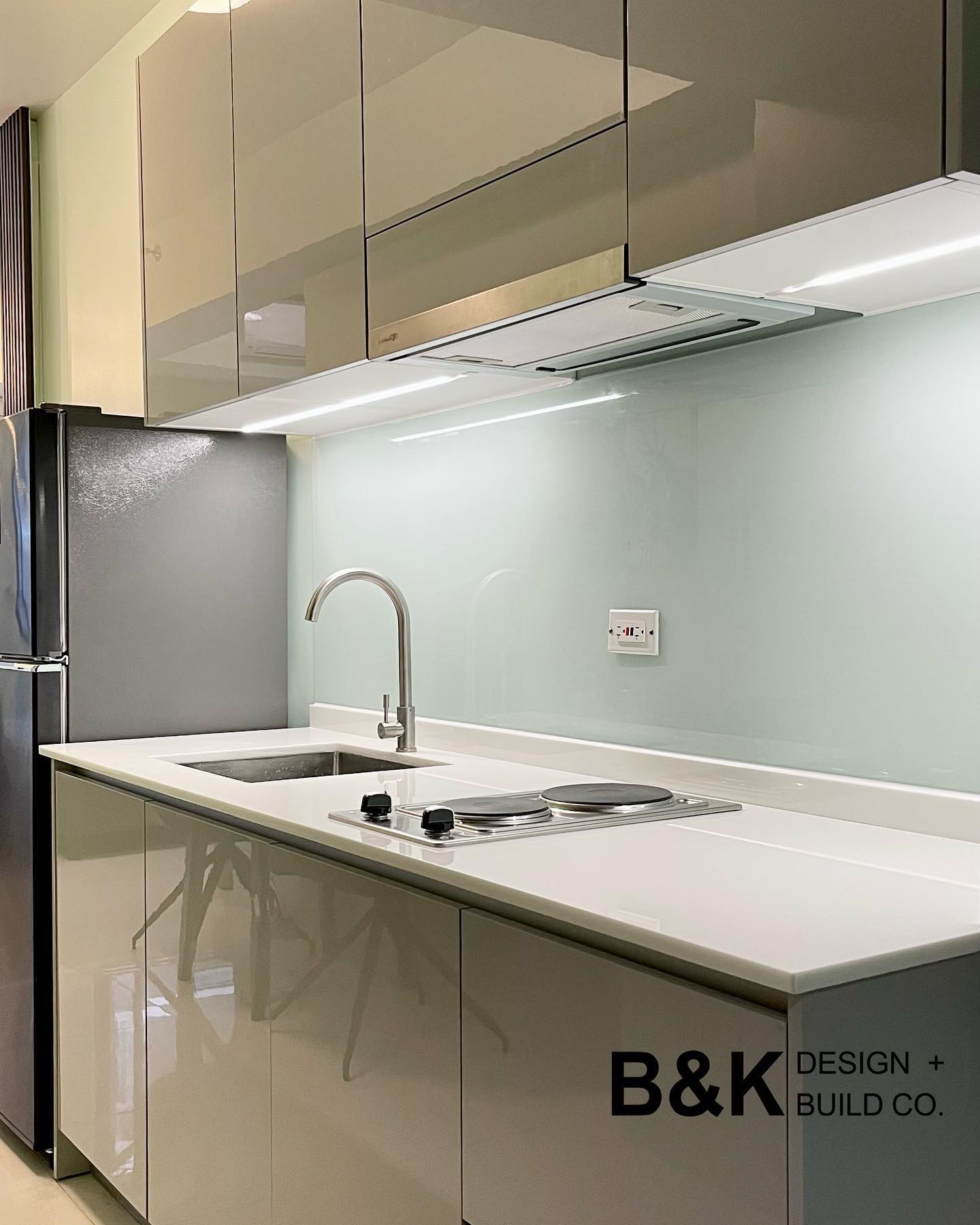 Modern minimalist small kitchen... - B&K Design + Build Co.