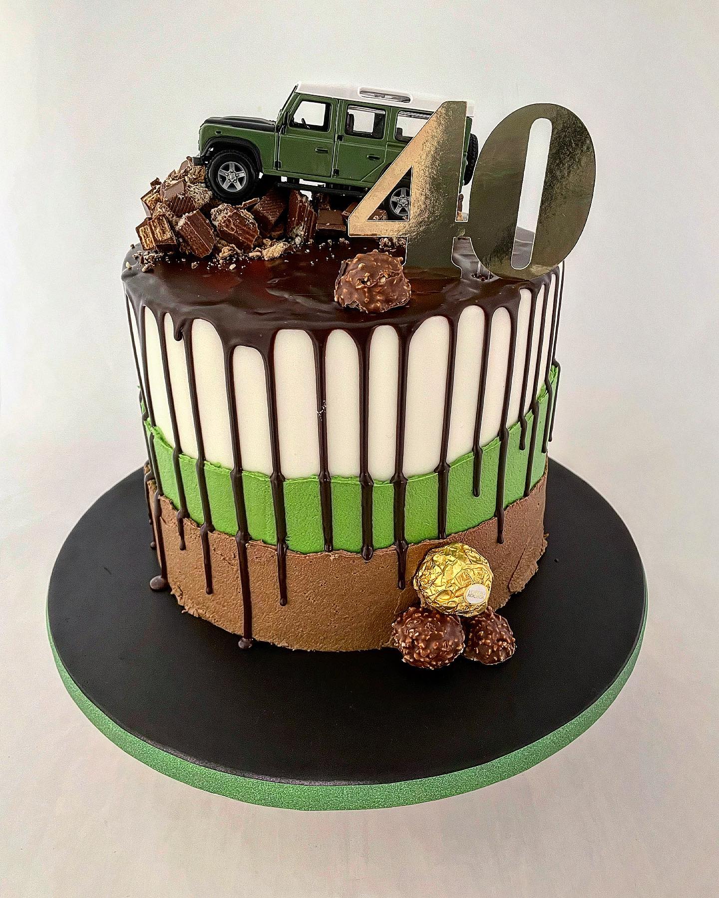 No.24 cakery - Land Rover cake for a 40th birthday 💚...