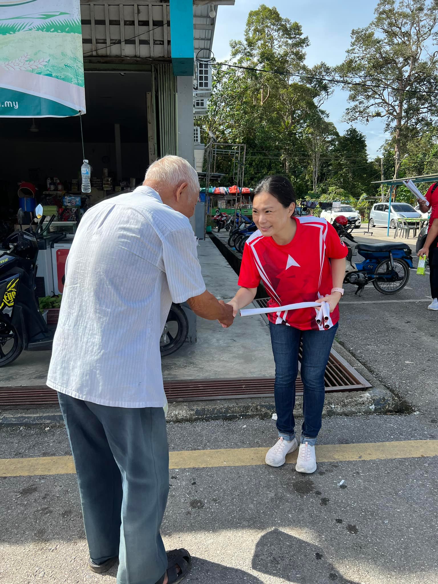 Alice Lau 刘强燕 - 早上到芦仙谢票和派发年历，答谢选民们在1119给予的支持。我们也聆听选民们的声音。我们... | Facebook