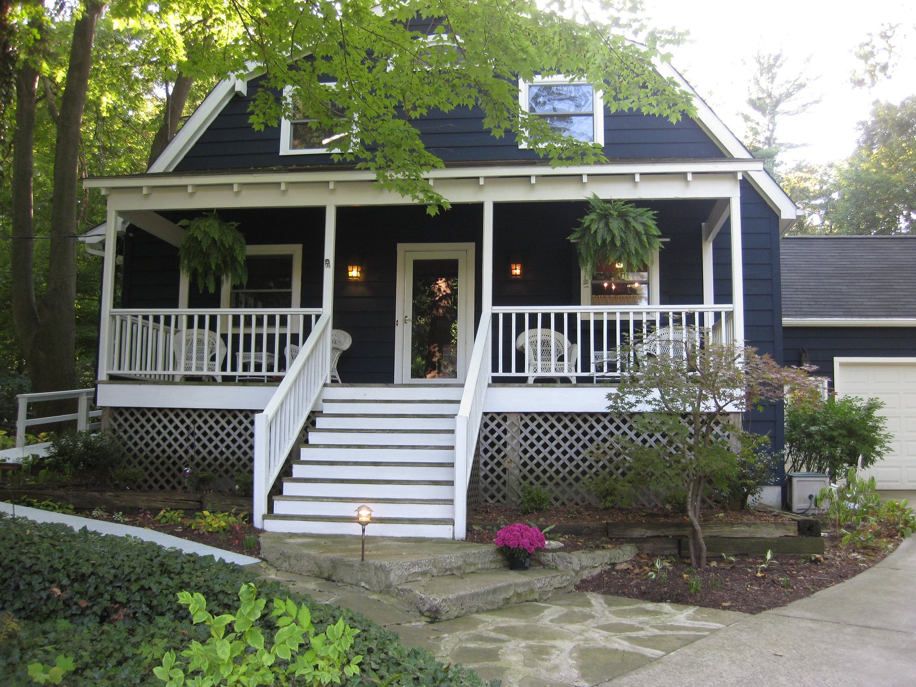 Cottonwood Inn Bed and Breakfast | Holland MI