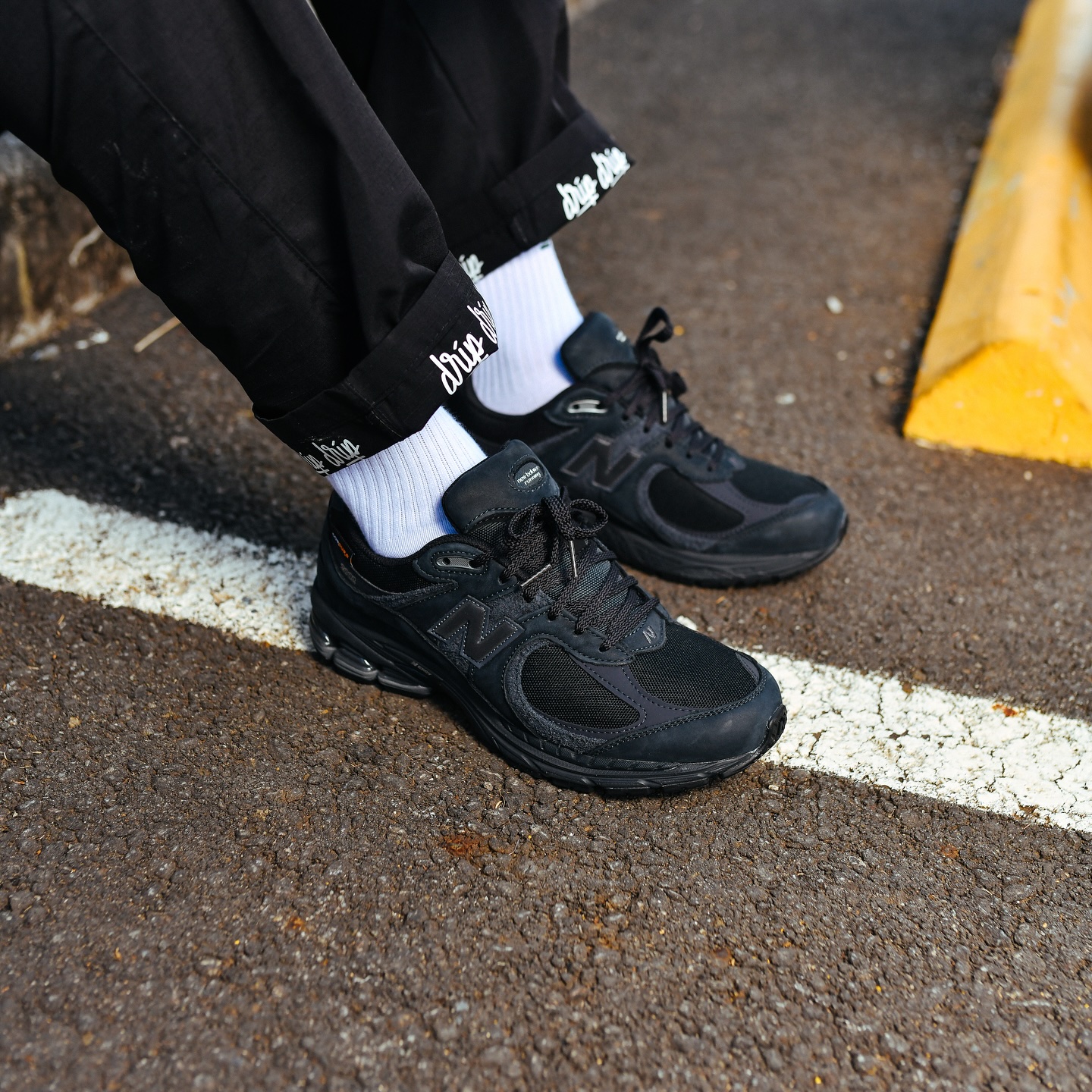 New balance 2002R ? Triple black ?‍? Costo 102,990
