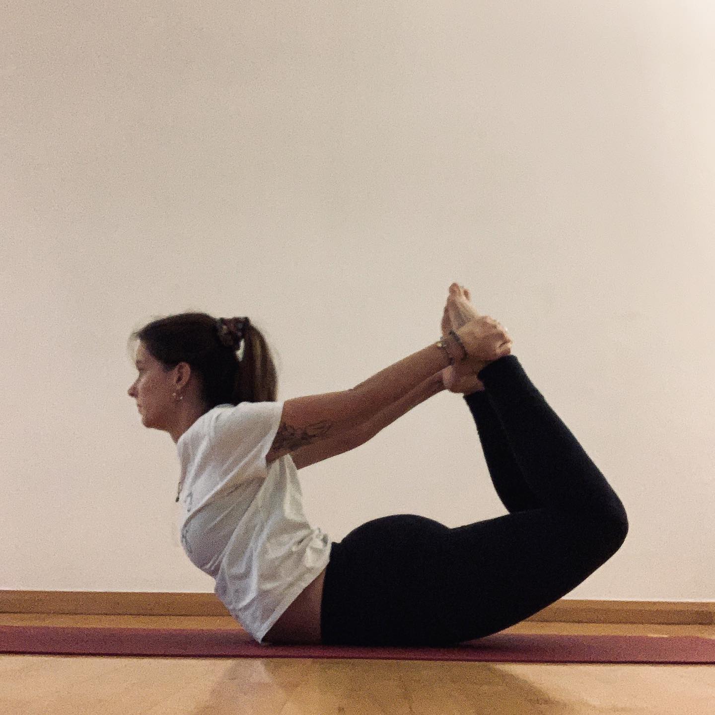 YÔMI - DHANURASANA 🙌🏼 La posture de l’arc. Depuis début... | Facebook