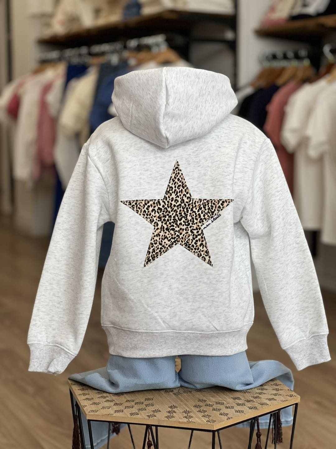 Sweat à Capuche Femme GAP - Gris Léger Avec Étoile Dorée - Taille M - Coupe Courte - Neuf Sans Étiquettes