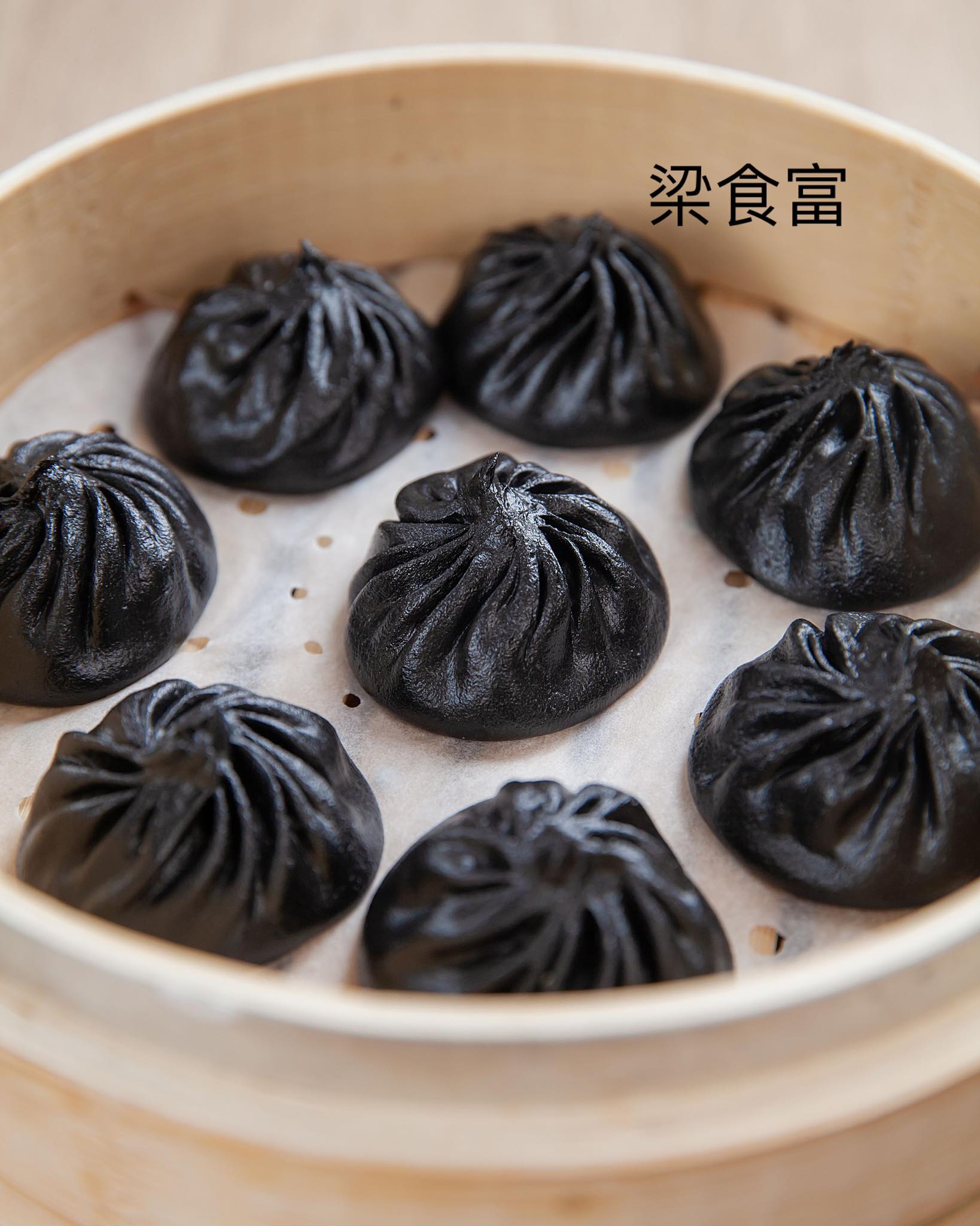 梁食富（中式炒飯、小籠湯包、牛肉麵、點心） - 松露臻饌，極致小籠 包 當東方匠心工藝，邂逅西方黑鑽松露， 細膩層次，在舌尖綻放。 輕啜鮮美湯 ...