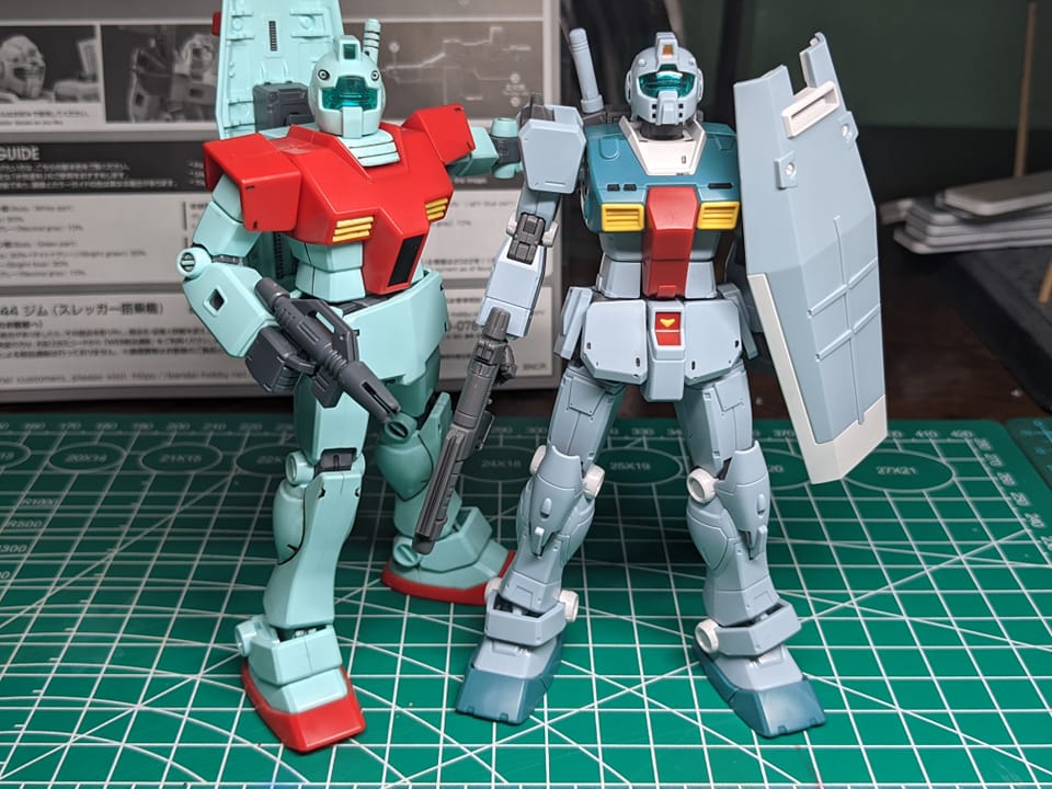 Bandai MG 1/100 RGM-79G GM – Gunpla – Kit Modèle Mobile Suit Gundam – Armement Complet (Mitrailleuse, Bouclier, Sabres Laser)