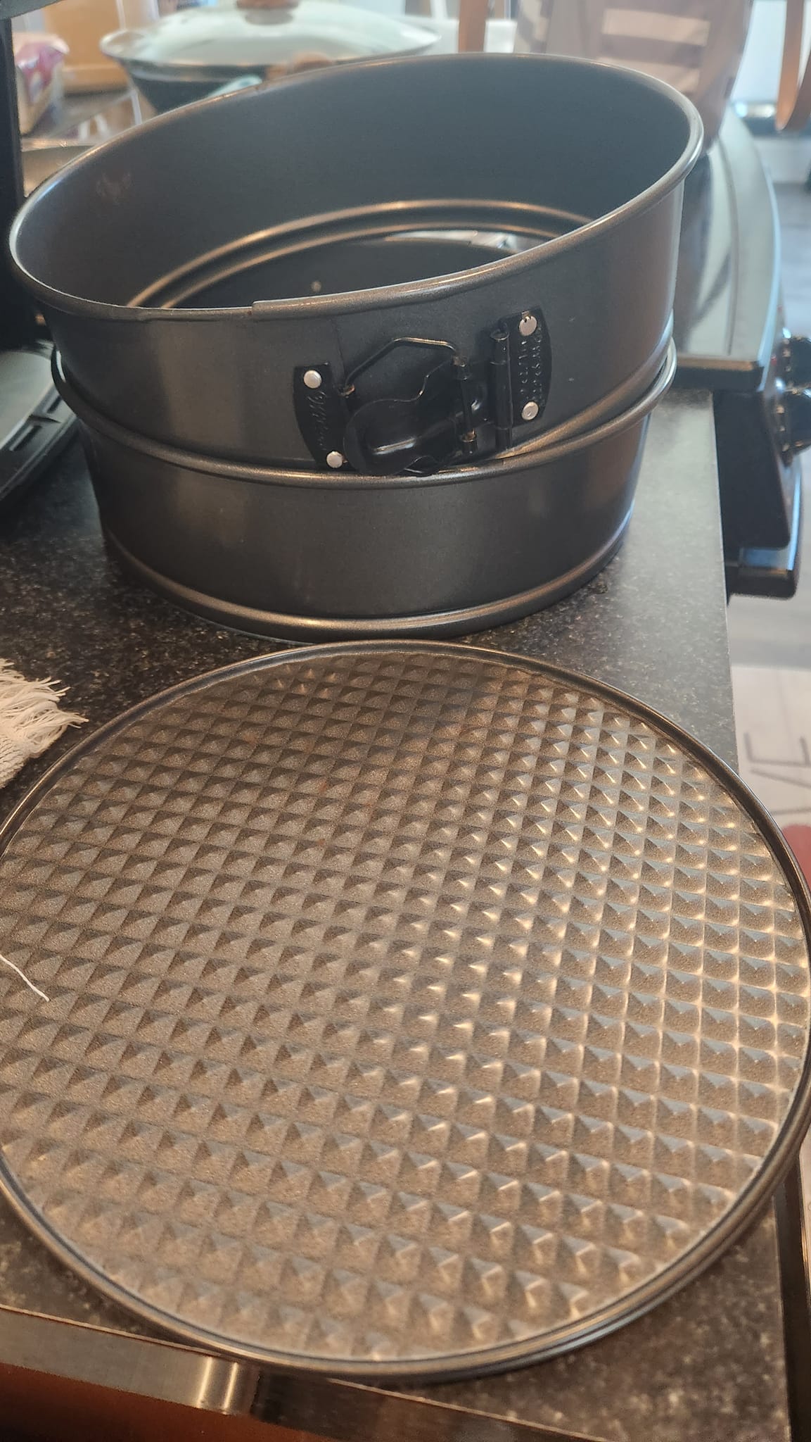 Do spring form pans affect cake rise?