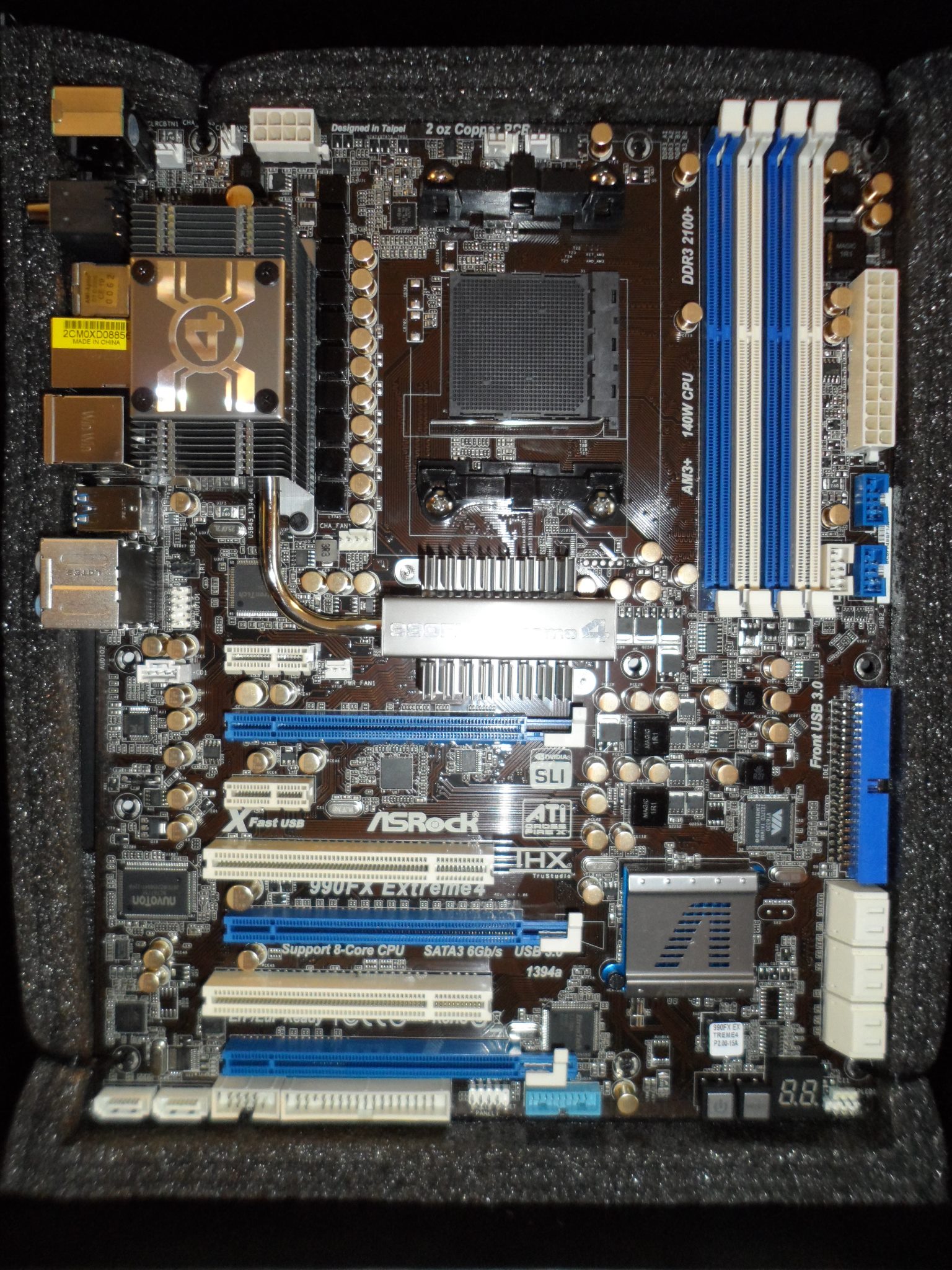 ASRock 990FX Extreme4 im Test - ASrock 990FX Extreme4: Design, Kühlung