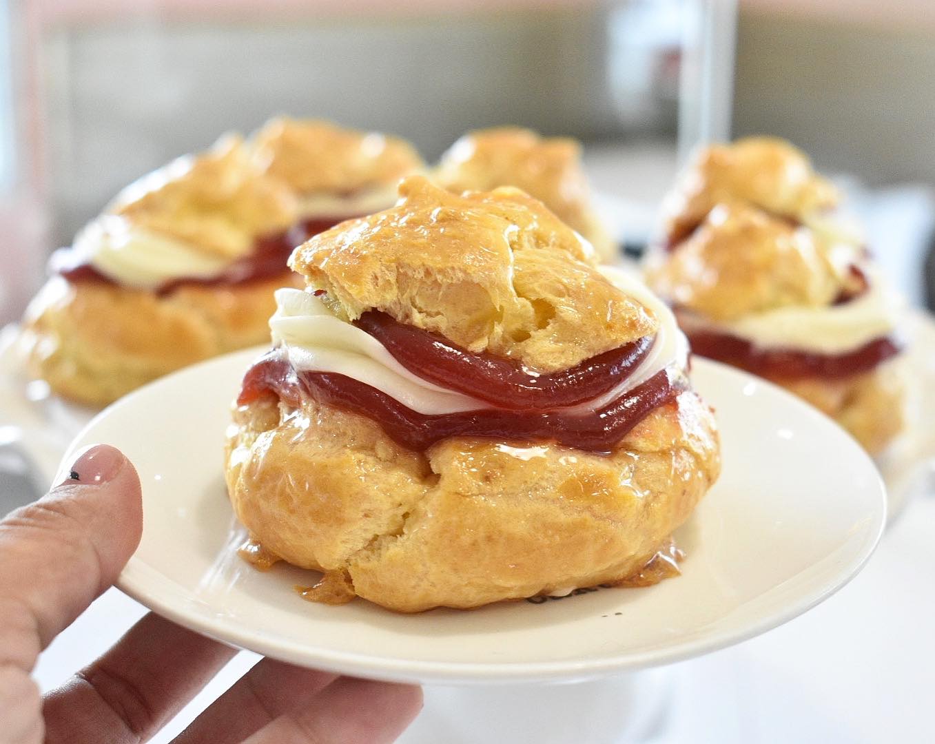 Calaff Pastries - ¿Ya probaste los Guava & Cheese Puff? 😋...