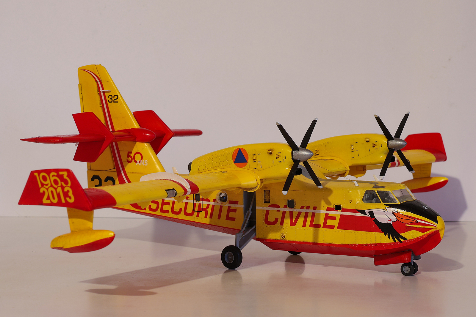 Heller Maquette Avion Canadair CL-215 1/72 – Kit Complet 106 Pièces Avec Peintures, Colle, Pinceau Et Décalcomanies