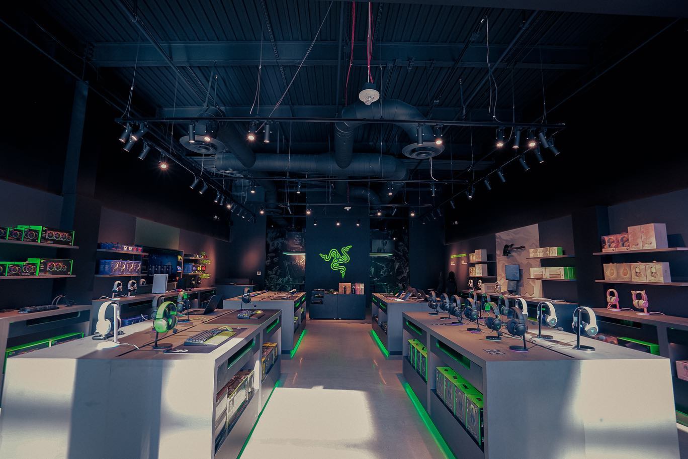 Razer - ร้าน RazerStore มีสาขาอยู่ทั่วโลกเลยนะ🌏... | Facebook