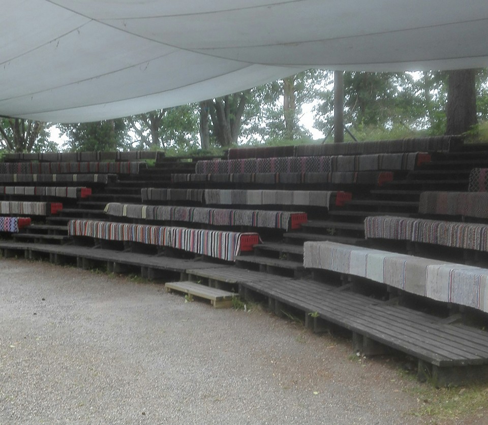 kertunm-en-kes-teatteri-pullo-cavaa-ja-aurinkoa-ensi-ilta-on-t-n-n