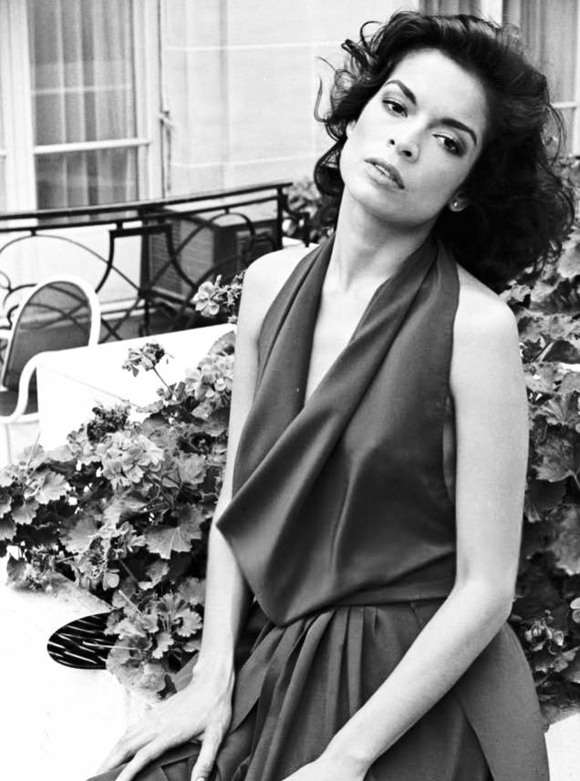 bianca jagger black dress revolutionized bridal fashion when she wore an ivory Yves Saint Laurent skirt suit for her 1971 wedding to Mick Jagger. Revisit the details here BFCM25ADD Elegant Red Long Sleeve Size:14 US / 48 EU