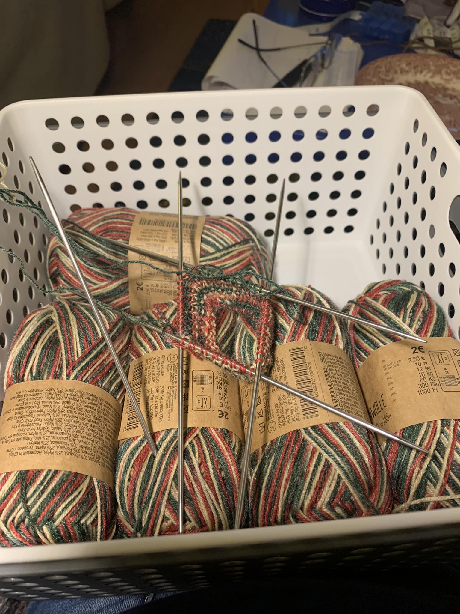 Tedi und die Springwolle… Jetzt muss ich wieder Socken stricken 😅