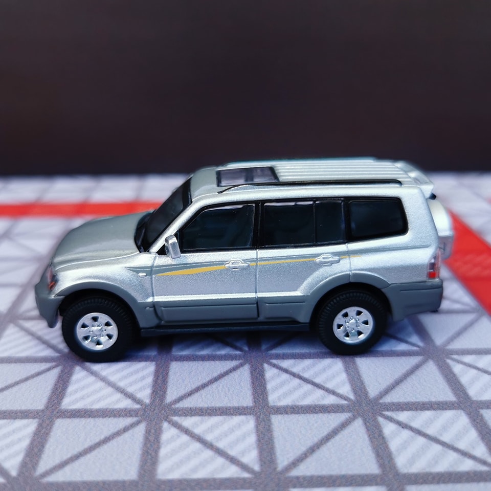 Modèle Réduit 1/64 Mitsubishi Pajero Xcartoys - Couleur Silver Blue Stripe, Occasion