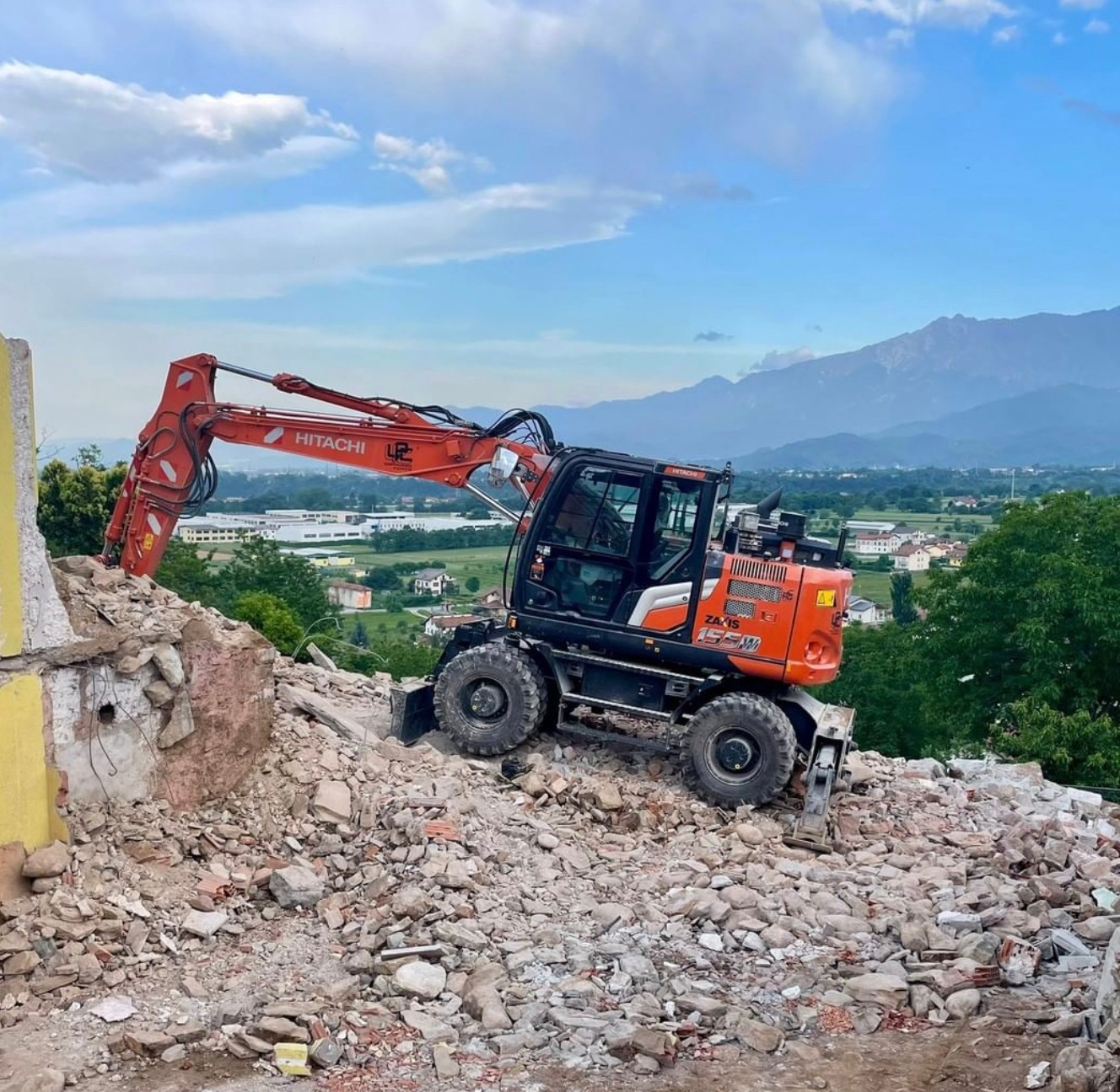 Drive straight to job sites💨 You can drive ZX125W-7 Wheeled