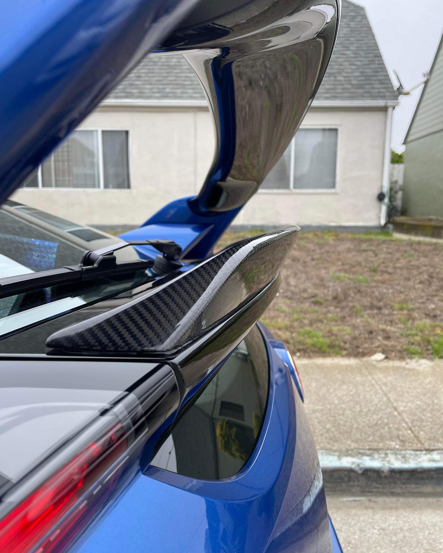 Universal 57-Inch Glossy Carbon Look GT High Wing Trunk Spoiler – Adjustable Leg Stands