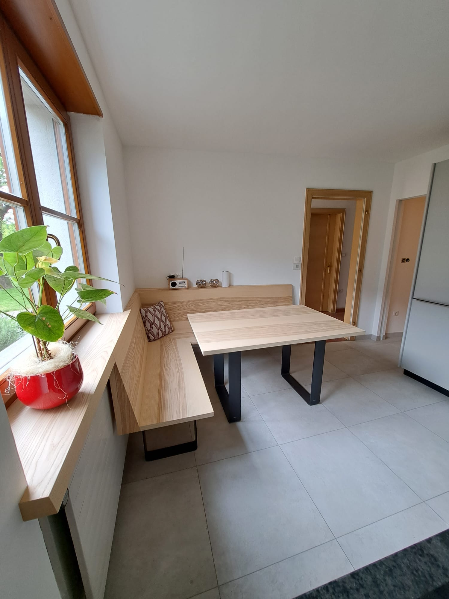Gemütlicher Esstisch mit Eckbank in der Küche... da kann man das Abendsessen gemütlich genießen 🥰 #tischlereikofler #mondholz #tischler # eckbank #modern #gemütlich #geniessen #abend #mittag #frühstüc