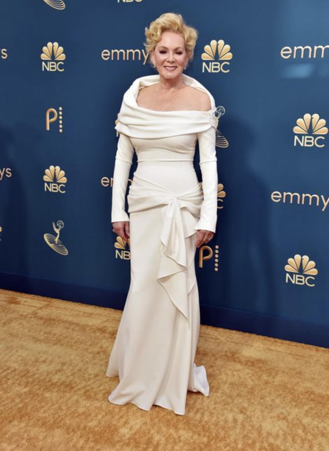 Jean Smart dressed in blue on the red carpet of the Golden Globes ❤️ 📷: Getty #goldenglobes