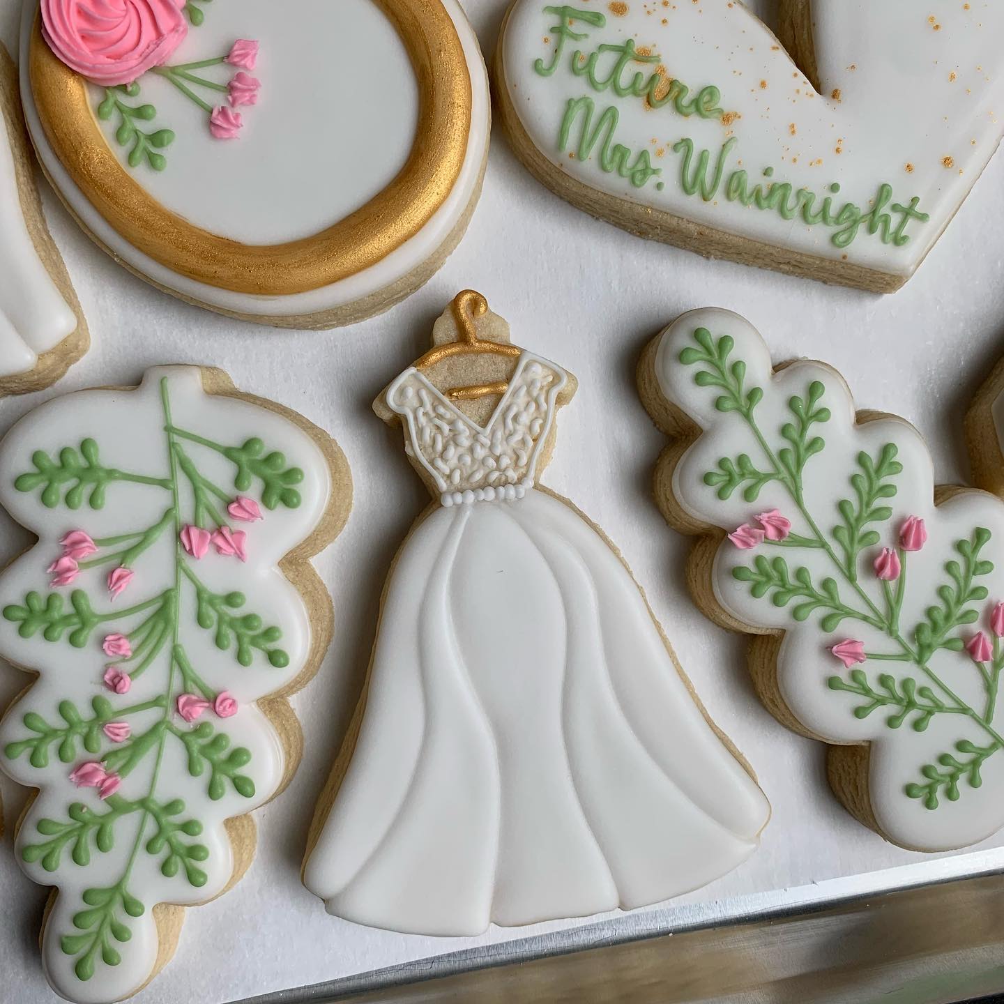 Time to show off all of the wedding gowns!😳 What compliments will they get from the other Cookies?