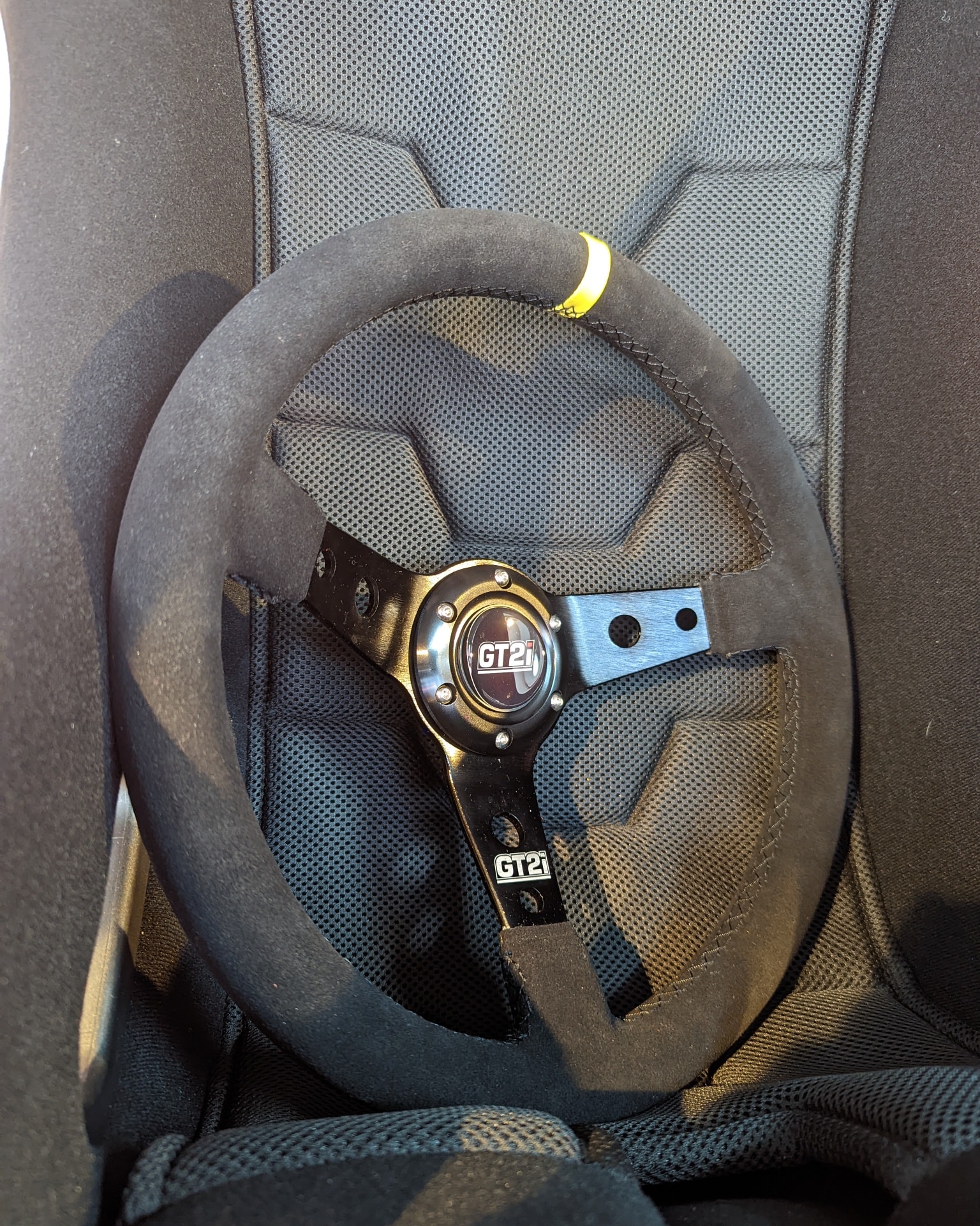 Volant GT2i Race Plat En Alcantara Noir – 350 Mm, 3 Branches Anodisées, Repère Jaune, Bouton Klaxon Inclus