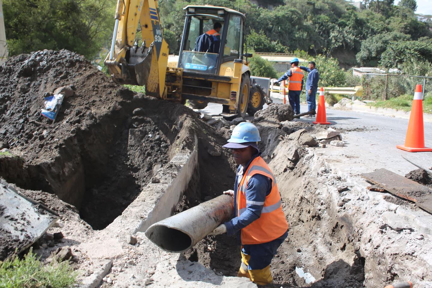 👷‍♀️ Continuamos trabajando en la... - Epmaps - Agua de Quito