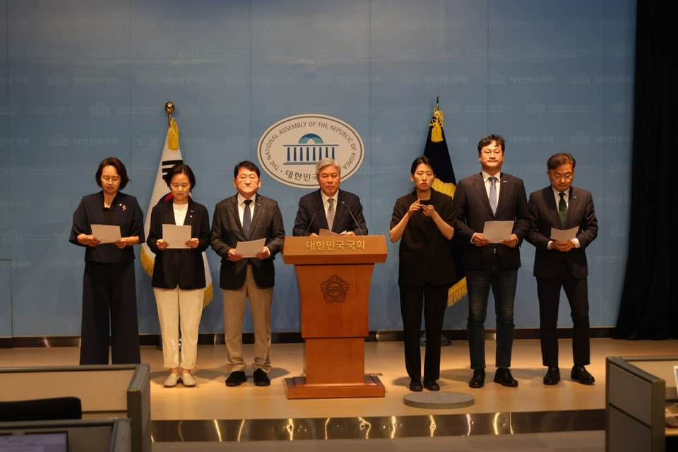 규근 - “봉욱 민정수석과 이진수 차관은 검찰개혁에 대한 입장을 명확히 밝히라” 안녕하십니까, 조국혁신당 원내대표 서왕진입니다 ...