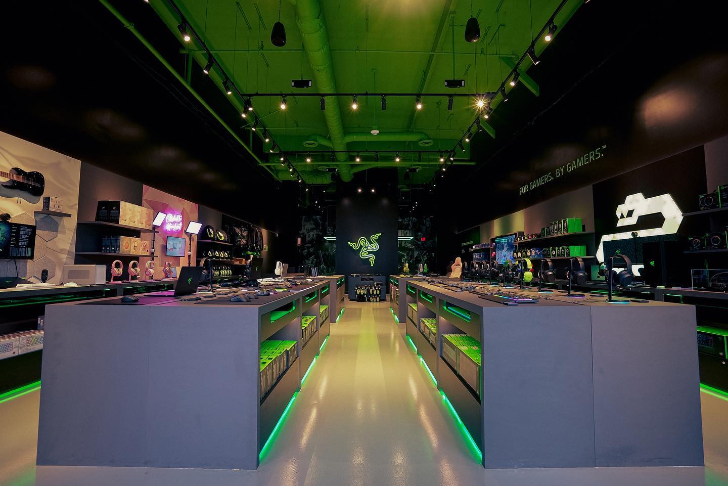 Razer - รอบนี้เอาภาพจาก Razer Store จากสาขาที่ซานดิเอโก... | Facebook