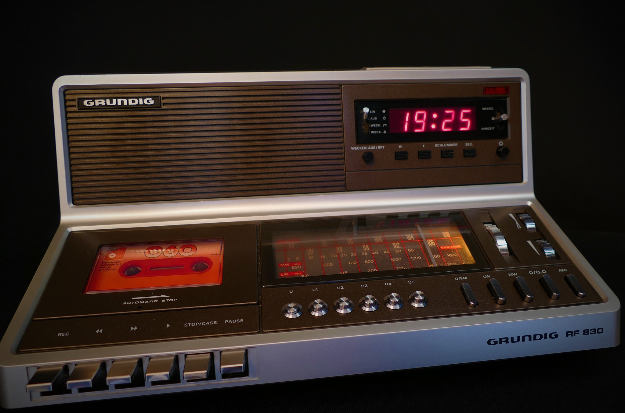 Grundig RF 830 1981-82 Alarm clock radio with seven-segment